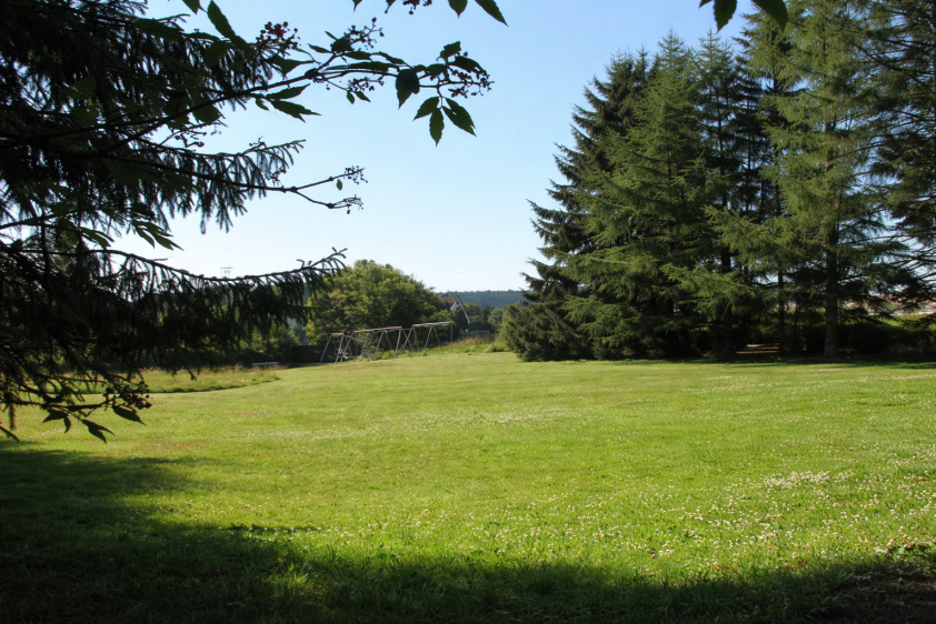 Spielwiese vom Hof aus
