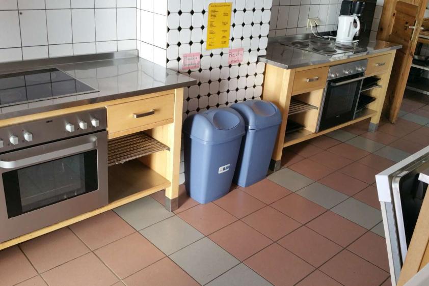 Küche mit 2 Elektroherden, Mikrowelle, Spülmaschine und Kühlung in Speisekammer.