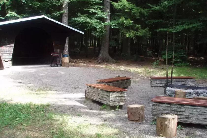 Waldgrill mit Fußballplatz unweit vom Haus