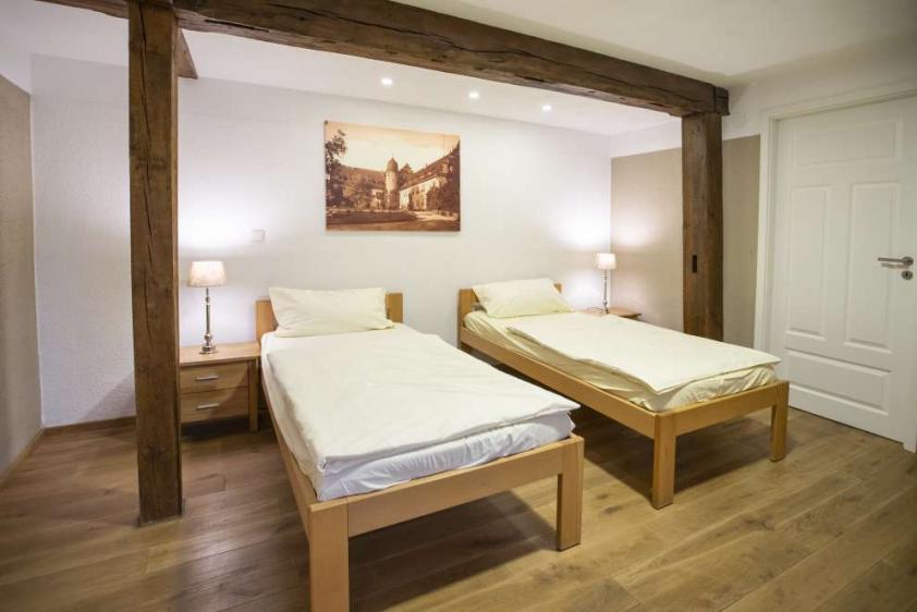 Die Zimmer sind mit Naturmaterialien wie Eichedielen ausgestattet und bieten eine angenehme Atmosphäre.