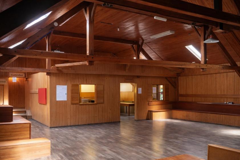 Der große Aufenthaltsraum mit Theaterbühne