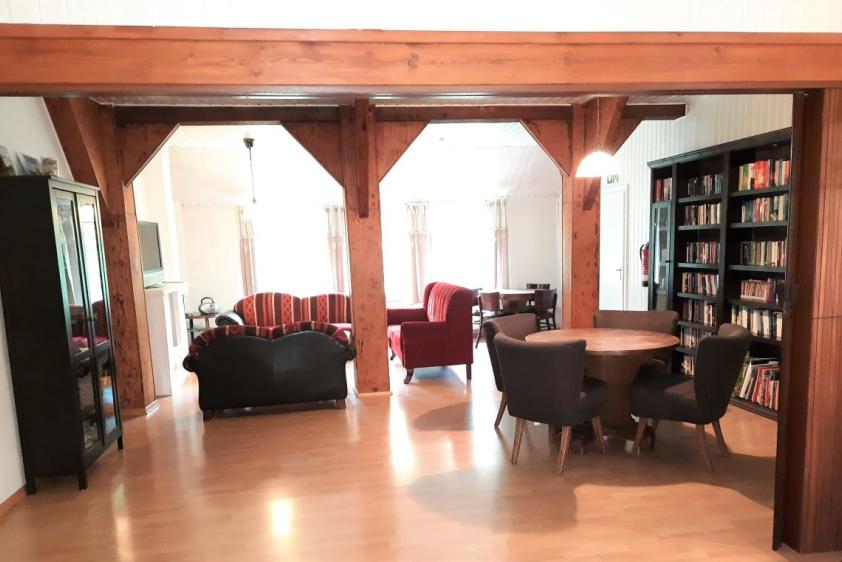 Aufenthaltsbereich mit Bücherwand und TV