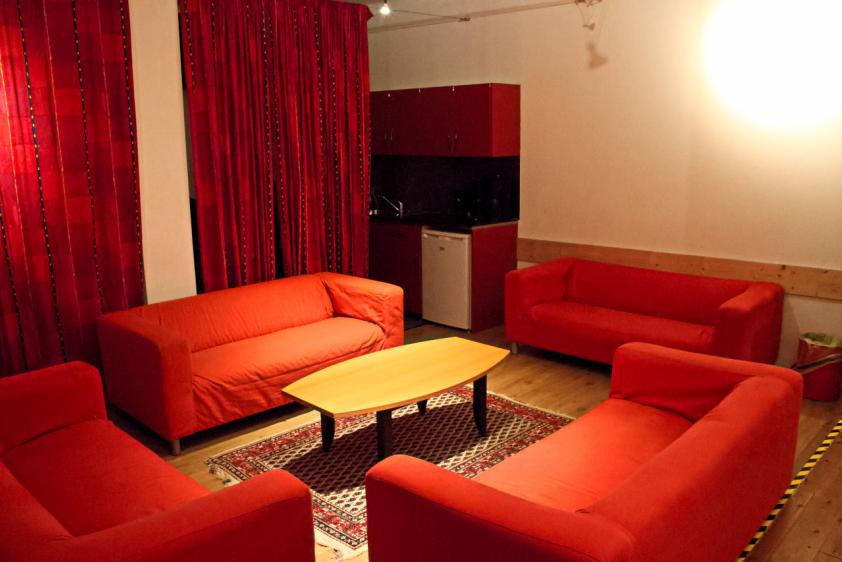 Raum mit kleiner Teeküche