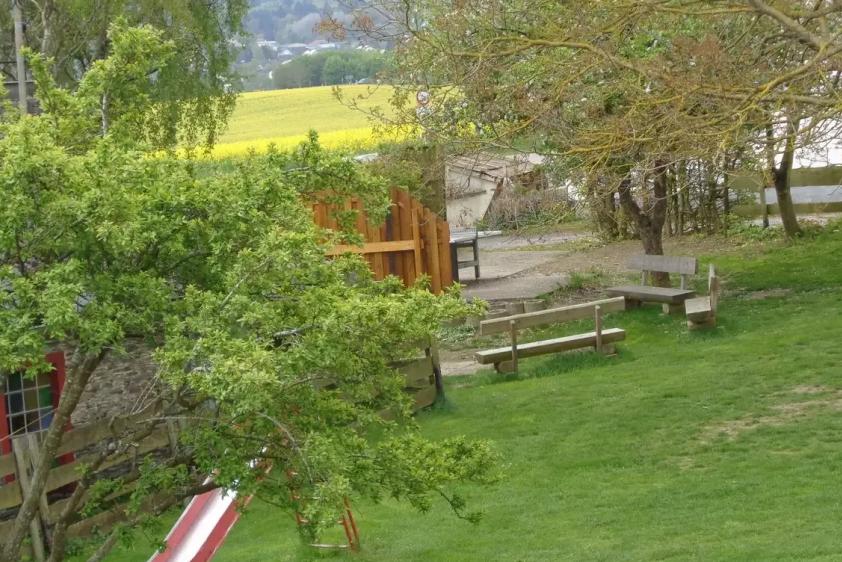 Spielfläche und große Grillecke