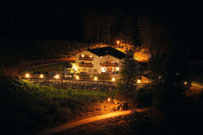 Haus Tyrol bei Nacht
