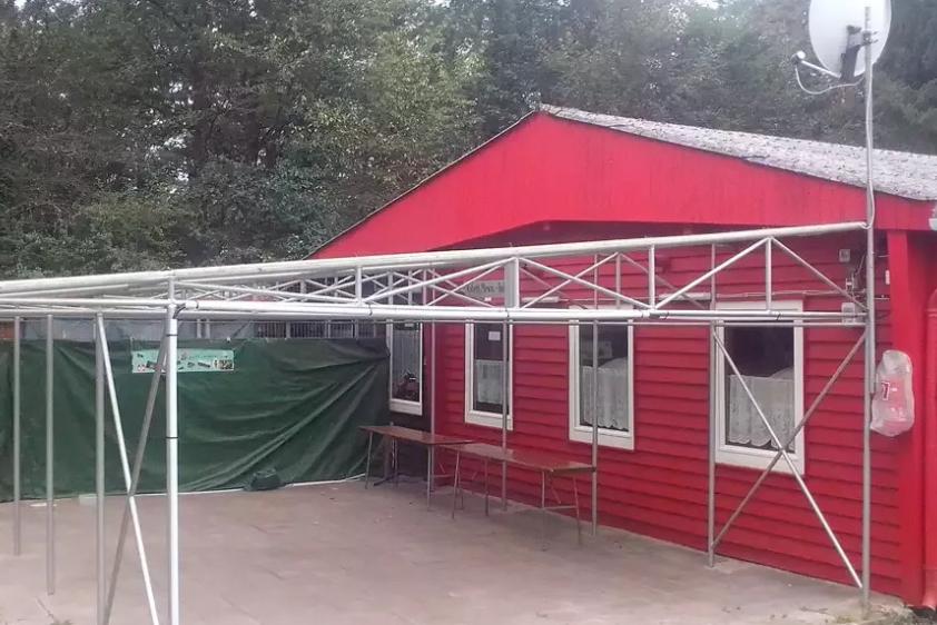 Schöne Außensitzgelegenheit beim Blockhaus