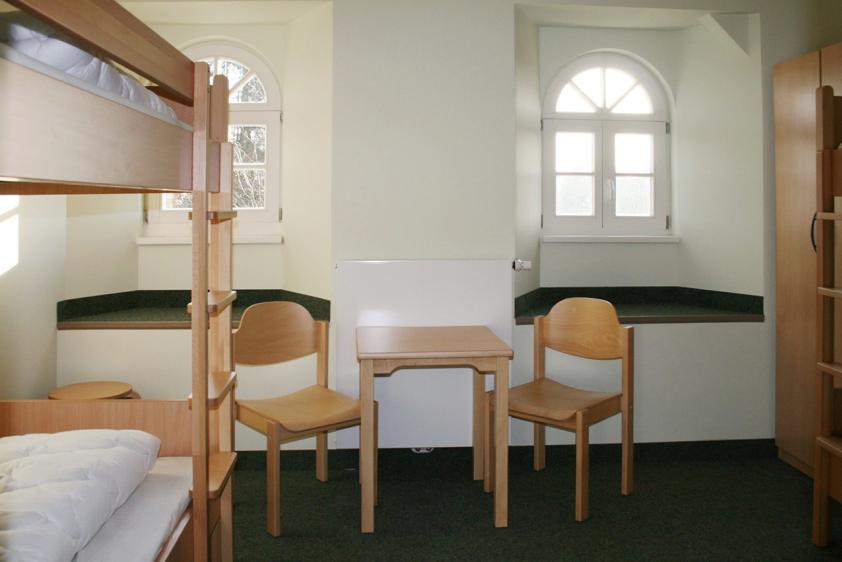 Blick in eines der Zimmer im DG