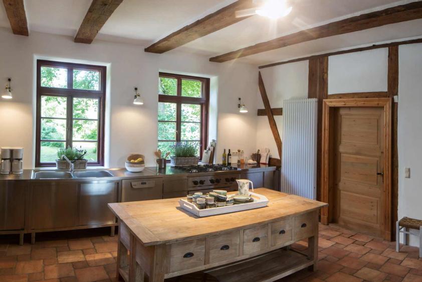 Die große Küche mit 5-Flammen Gasherd.