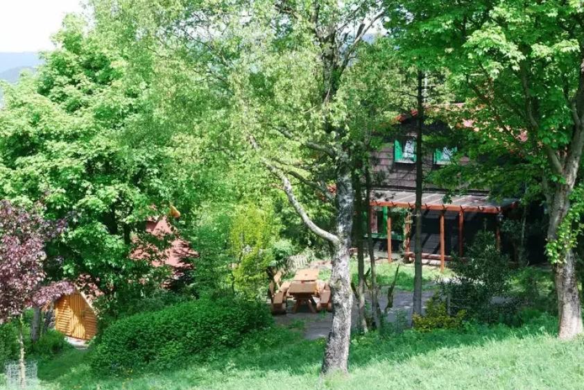 Terrasse und Grillhütte