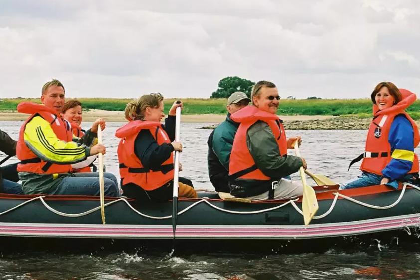Auf der Elbe mit Blick auf Tangermünde, das norddeutsche Rothenburg