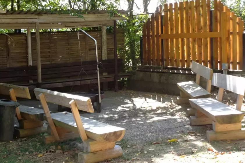 großer Grillplatz mit Schwenkgrill