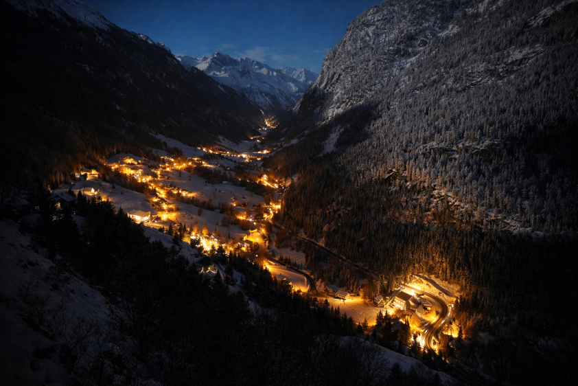 Vollmond im hinteren Pitztal rechts unten das Haus Tyrol