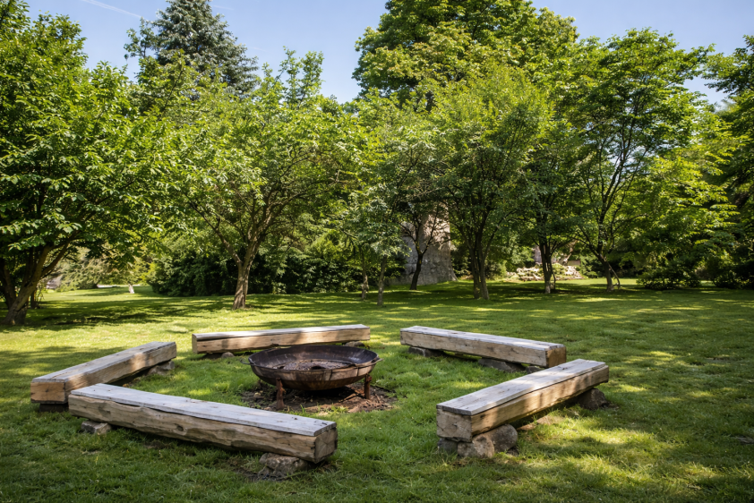 Der große Garten mit Feuerstelle.