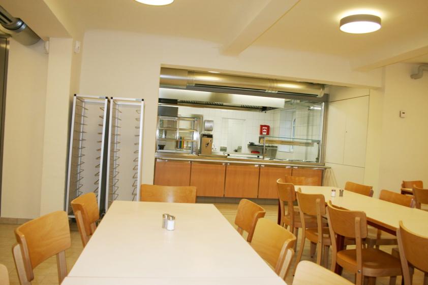 Der Speisesaal und die Großküche im Hintergrund