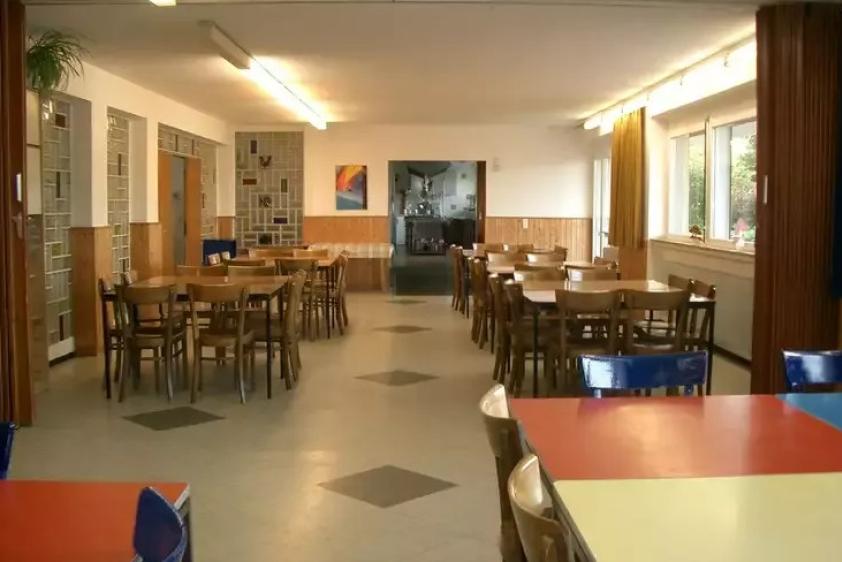 Speiseraum, im Hintergrund die Küche 