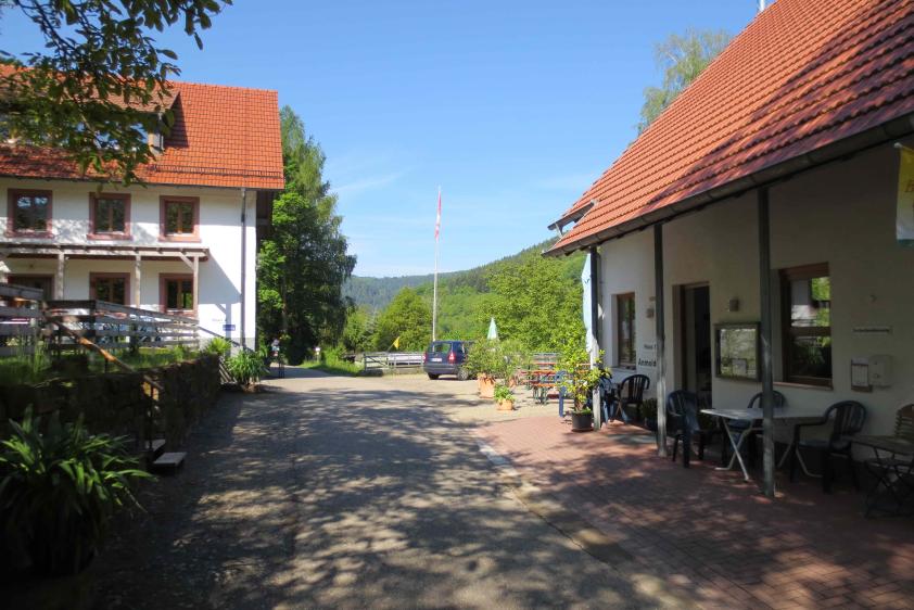 rechts Gaststätte, links Gästehaus