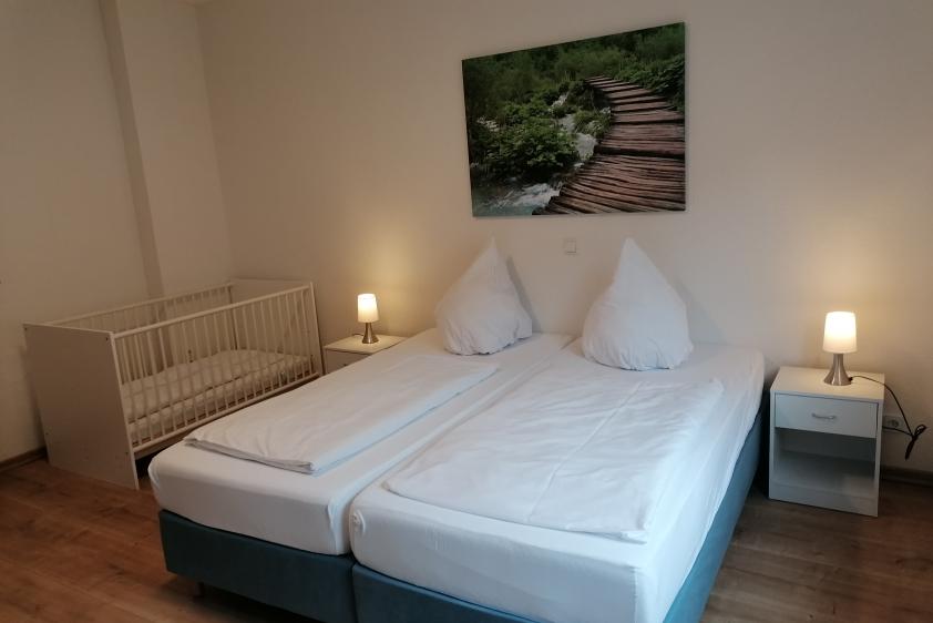 Zimmer 2, Kinderbett, 3 Boxspringbetten
