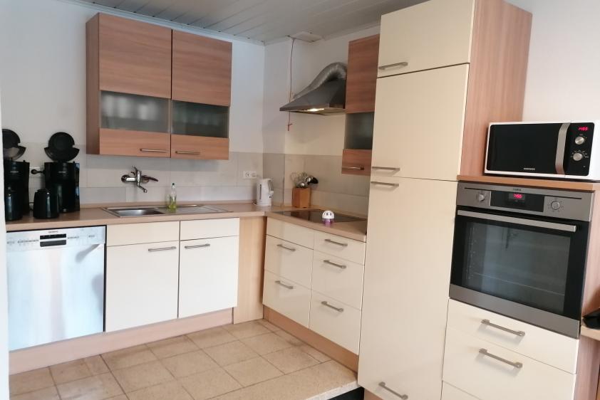 Ceranherd und Umluftbackofen, Spülmaschine, Mikrowelle, Kaffeemaschine