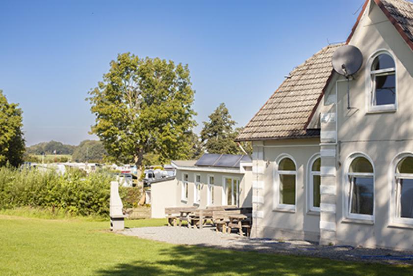 Nebengebäude und Terrasse