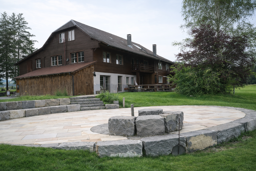 Grosser Grill mit Arena