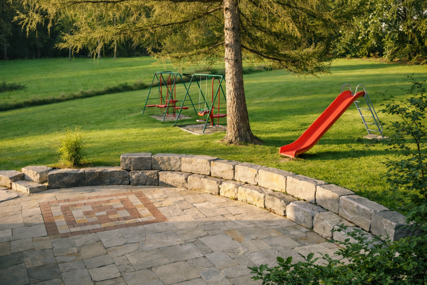 Spielplatz, umgeben von Wald