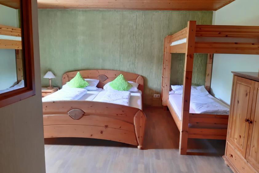 4-Bett Schlafzimmer (Doppelbett und Etagenbett)