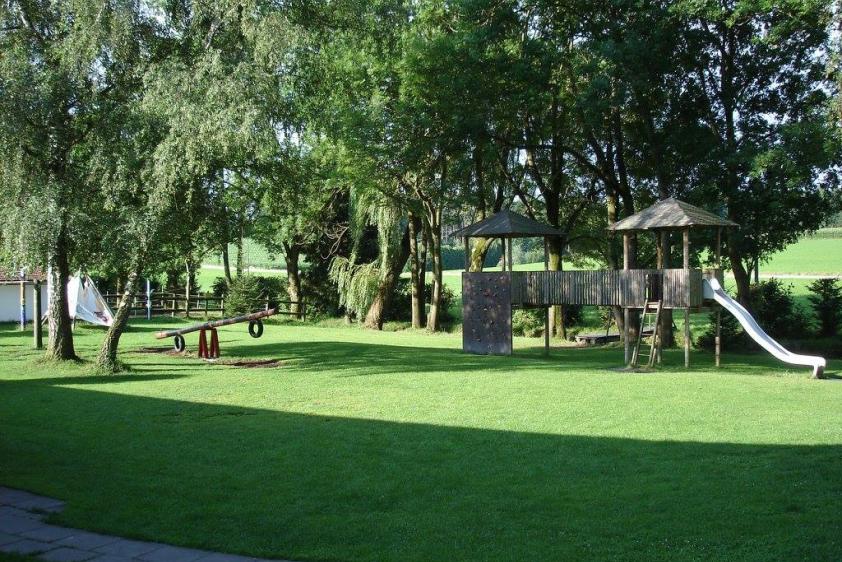 Spielwiese und Spielplatz