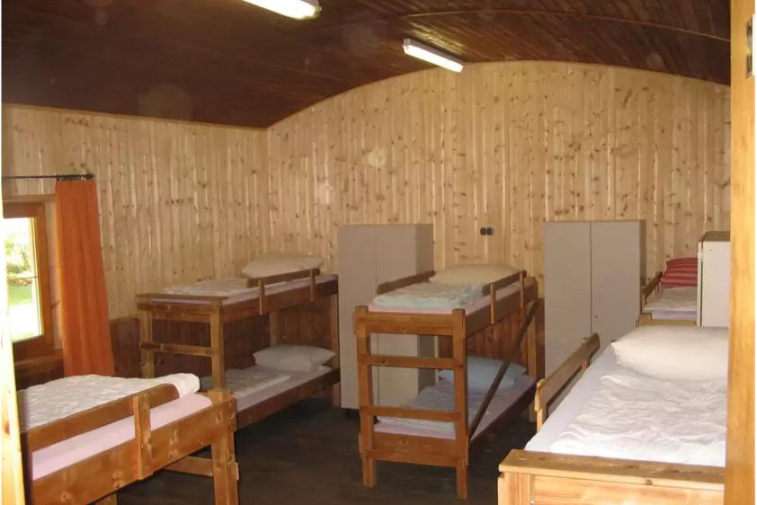 Schlafraum mit massiven Etagenbetten