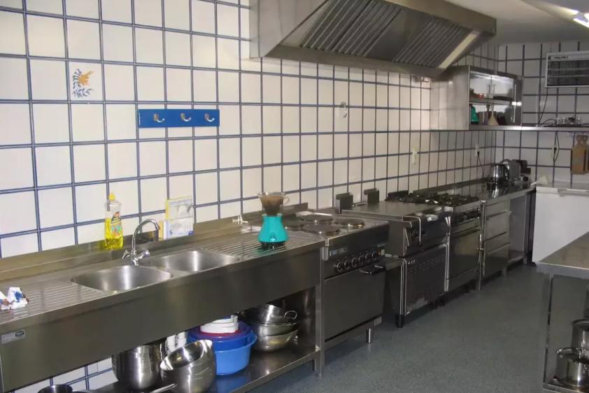 Küche mit E-Herd, Gas-Herd und Kipppfanne