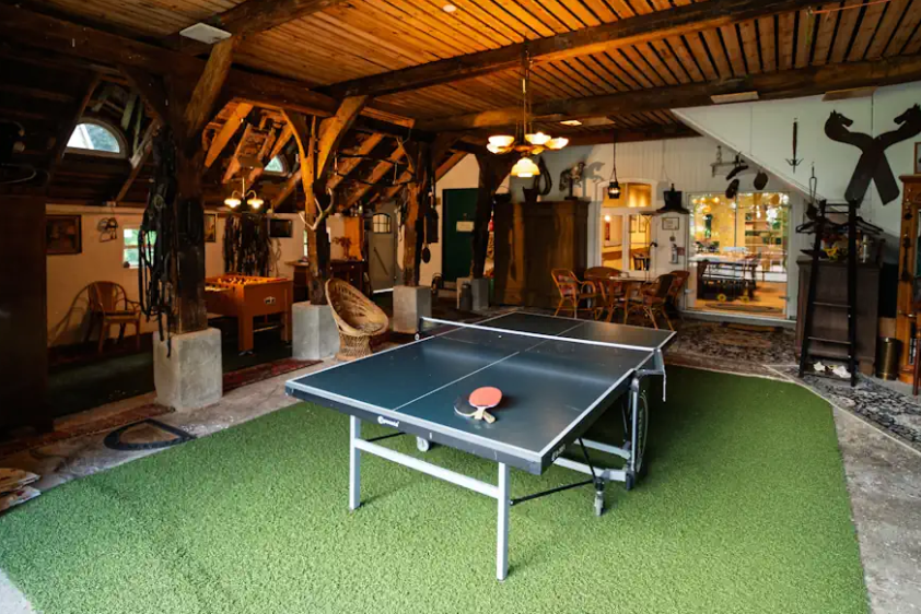 Diele mit Tischtennis Platte, Kicker u. a.