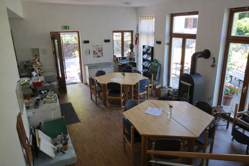 Blick in die Gaststätte mit Kaminofen