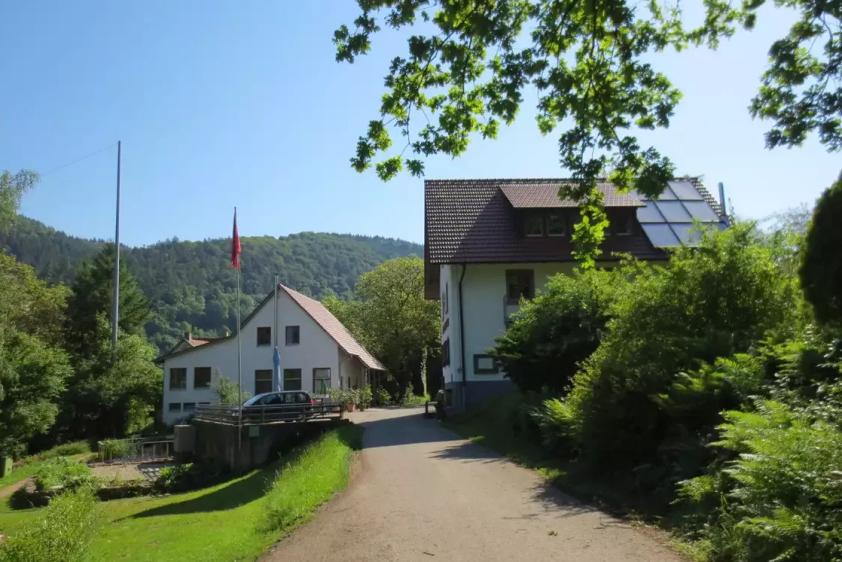 Anblick vom Fahrradweg aus Eberbach kommend