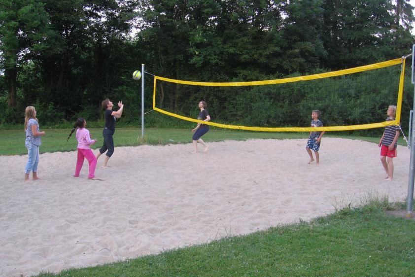hauseigenes Beachvolleyballfeld