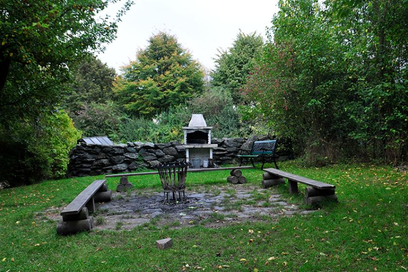 Außenanlage mit Grill- & Feuerstelle
