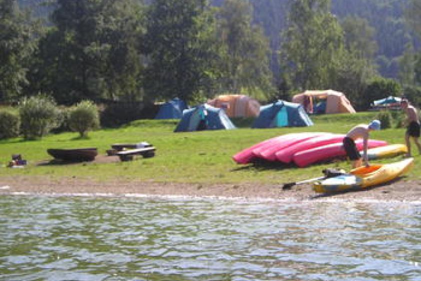 Zeltplatz und Lagerfeuer direkt am Wasser