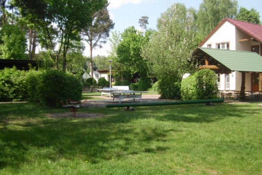 Wiese mit Gruppenhaus