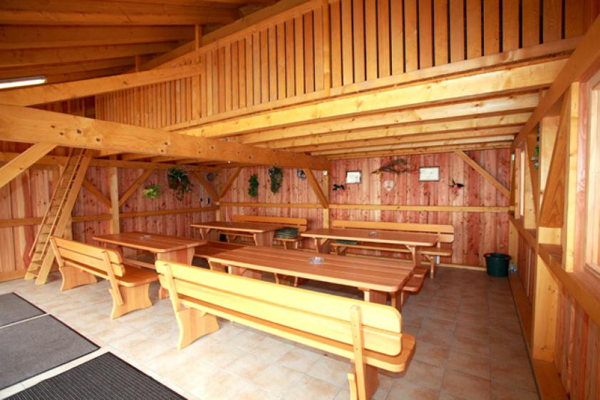 überdachter Partyschuppen