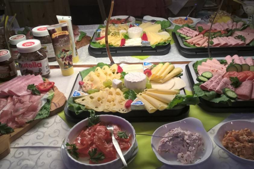 reichhaltiges Schlemmerfrühstück