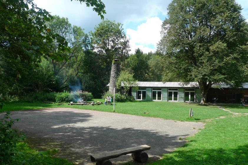 Hartplatz und Grillstelle