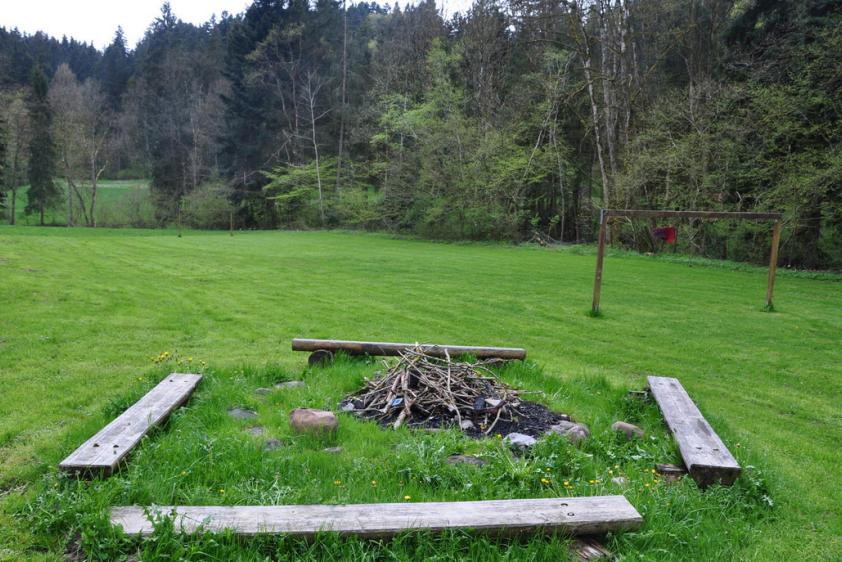 Feuerstelle, am südlichen Wiesengrundstück