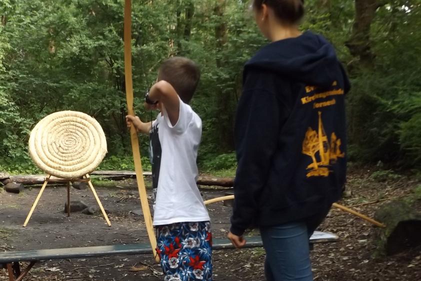 Zeitreise ins Mittelalter: Bogenschießen am Brahmsee