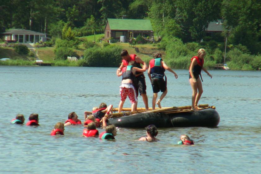 Floßbau, Sport und Teamspirit mit EXEO.de