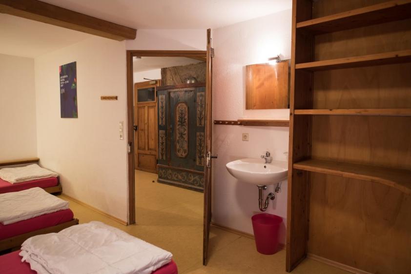 Blick aus dem pinken 4-Bett-Zimmer 1. OG