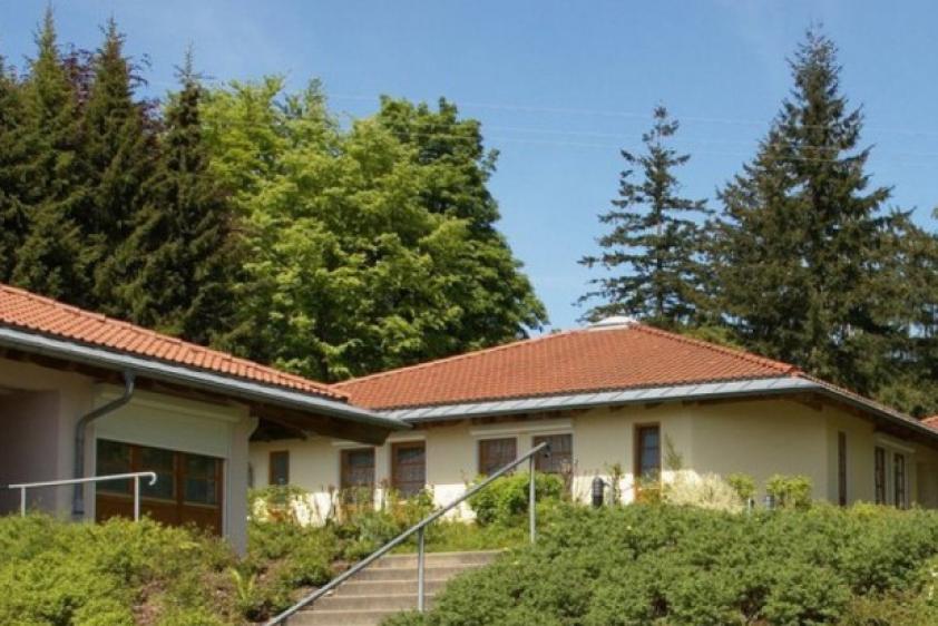 3 Gästehäuser mit je 6 Zimmer (alle mit Du / WC), Gruppenraum und Teeküche