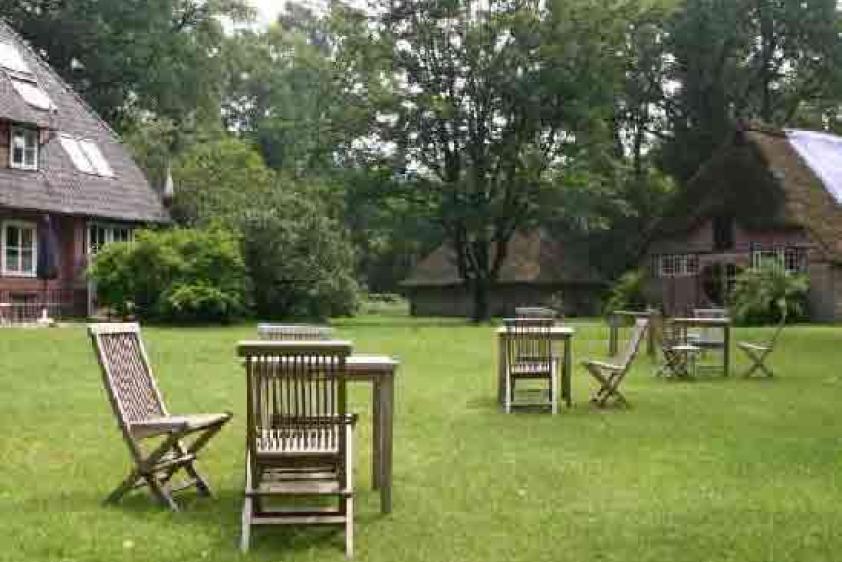 Wiese hinter Gästehaus, mit Tanzhaus und Schuppen