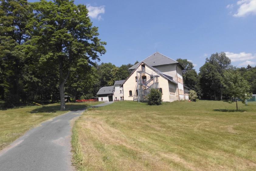 Anfahrtsweg zum Forsthaus mit Umgebung