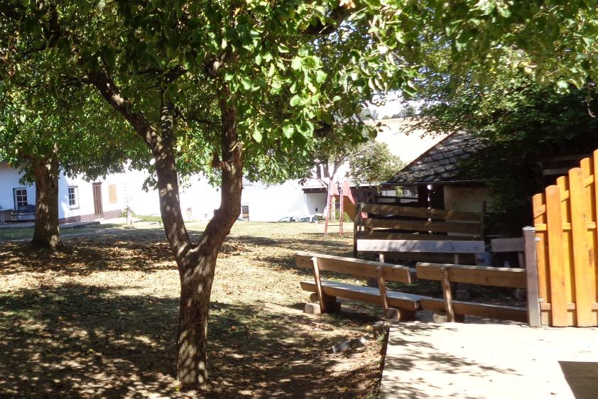 großer Grillplatz mit Schwenkgrill