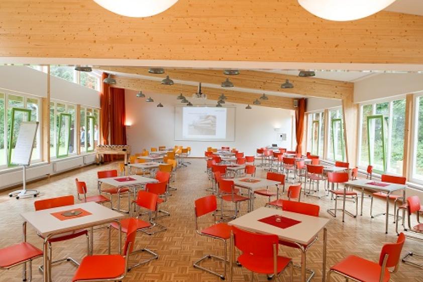 Multimediaraum mit Beamer und Großbildleinwand 120qm