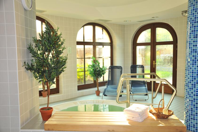 Wellnessbereich mit Whirlpool und Sauna