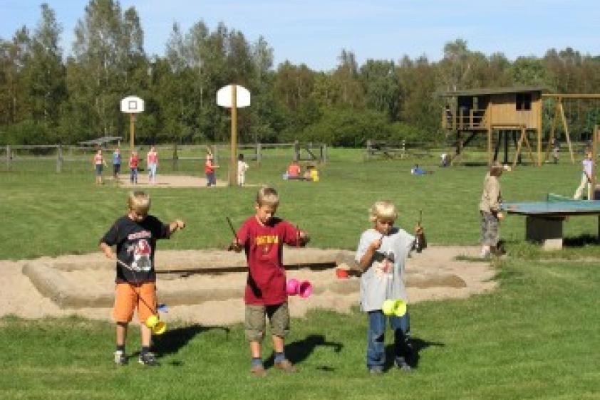 Großes Kinder Spielgelände mit Spielhaus, Beach-Volleyball, Bogensport,